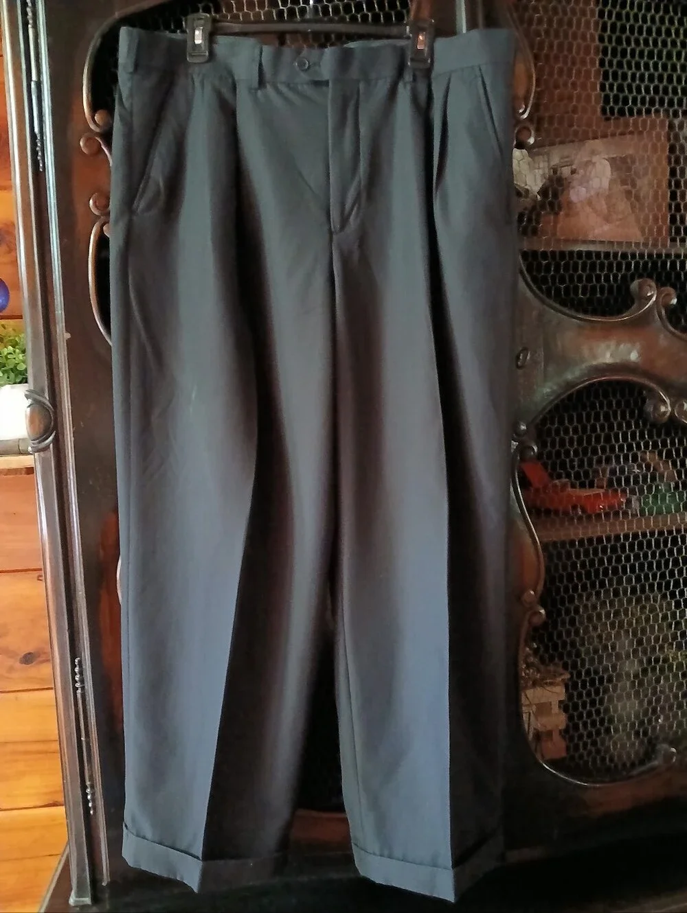 IZOD GOLF Men's Size 40 x 30 Black Dress Pants w/ Pockets, Pleated, Cuffed